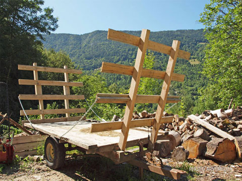 Vieille ancienne charue en Bois vieux outils savoyards utilisés par les paysans